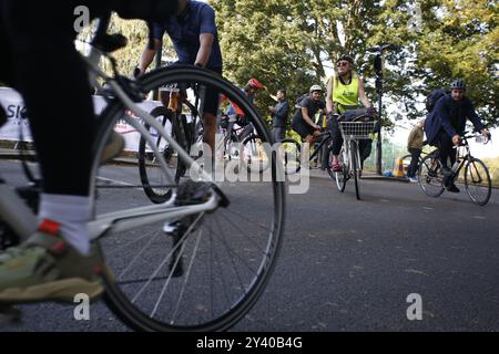 Am 15. September 2024 startet der Clapham Common London nach Brighton Cycle Ride Eine Massenradfahrt von London nach Brighton am frühen Sonntagmorgen von Clapham Common. Die 55 Mile Ride findet jährlich statt, um Geld für eine Reihe von Wohltätigkeitsorganisationen zu sammeln. Foto: Roland Ravenhill/Alamy Stockfoto