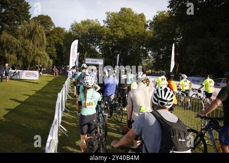 Am 15. September 2024 startet der Clapham Common London nach Brighton Cycle Ride Eine Massenradfahrt von London nach Brighton am frühen Sonntagmorgen von Clapham Common. Die 55 Mile Ride findet jährlich statt, um Geld für eine Reihe von Wohltätigkeitsorganisationen zu sammeln. Foto: Roland Ravenhill/Alamy Stockfoto