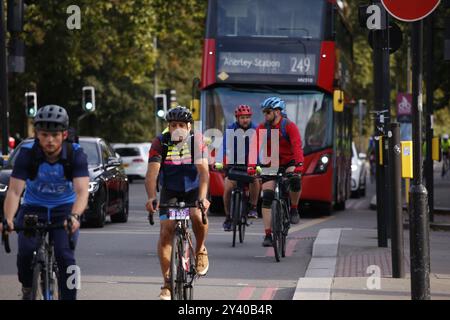 Am 15. September 2024 startet der Clapham Common London nach Brighton Cycle Ride Eine Massenradfahrt von London nach Brighton am frühen Sonntagmorgen von Clapham Common. Die 55 Mile Ride findet jährlich statt, um Geld für eine Reihe von Wohltätigkeitsorganisationen zu sammeln. Foto: Roland Ravenhill/Alamy Stockfoto