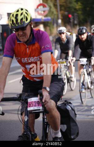 Am 15. September 2024 startet der Clapham Common London nach Brighton Cycle Ride Eine Massenradfahrt von London nach Brighton am frühen Sonntagmorgen von Clapham Common. Die 55 Mile Ride findet jährlich statt, um Geld für eine Reihe von Wohltätigkeitsorganisationen zu sammeln. Foto: Roland Ravenhill/Alamy Stockfoto