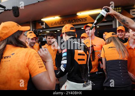 Baku, Aserbaidschan. September 2024. Rennsieger Oscar Piastri (aus) McLaren feiert mit Andrea Stella (ITA) McLaren Team Principal, Lando Norris (GBR) McLaren und dem Team. 15.09.2024. Formel-1-Weltmeisterschaft, Rd 17, Grand Prix Von Aserbaidschan, Baku Street Circuit, Aserbaidschan, Wettkampftag. Das Foto sollte lauten: XPB/Alamy Live News. Stockfoto