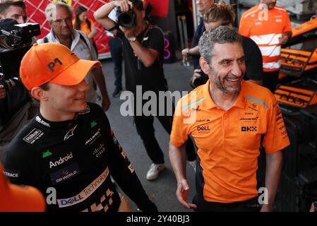 Baku, Aserbaidschan. September 2024. Rennsieger Oscar Piastri (aus) McLaren feiert mit Andrea Stella (ITA) McLaren Team Principal. 15.09.2024. Formel-1-Weltmeisterschaft, Rd 17, Grand Prix Von Aserbaidschan, Baku Street Circuit, Aserbaidschan, Wettkampftag. Das Foto sollte lauten: XPB/Alamy Live News. Stockfoto