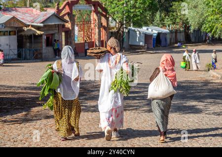 Äthiopische Frauen in traditioneller Kleidung gehen auf der Straße von Lalibela, Region Amhara, Äthiopien. Stockfoto