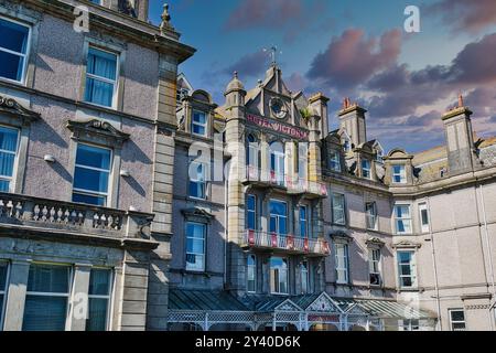 Ein historisches Hotelgebäude mit kunstvoller Architektur, großen Fenstern und dekorativen Elementen. Die Fassade zeigt den Namen 'Hotel Victoria' pro Stockfoto