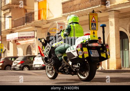 Guardia Beamter der Zivilverkehrspolizei fährt Motorrad in Spanien Stockfoto