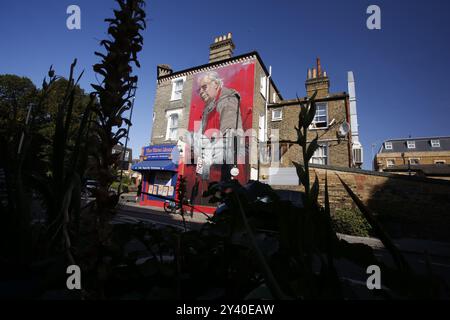 15. September 2024, London London Mural Festival Im September 2024 findet in ganz London Ein Mural Festival statt. Dieses Wandbild eines Mannes und einer Taube befindet sich an der Seite eines Ladens in der South Lambeth Road und ist von Liam Bononi. Foto: Roland Ravenhill/Alamy Stockfoto