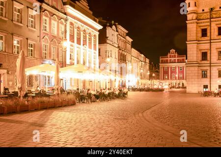 Altstadt bei Nacht, Stadtbild und bunte Lichter des Marktplatzes (Stary Rynek) Stockfoto