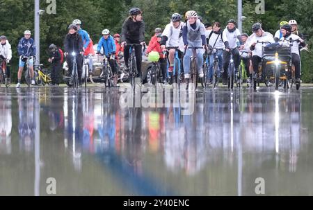 Chemnitz, Deutschland. September 2024. Auf der regendurchnässten Straße werden Radfahrer auf der Eislaufbahn Jutta Müller reflektiert, wo etwa 200 Startplätze des European Peace Ride 2024, eines grenzüberschreitenden Amateurradrennens zum Gedenken an den International Peace Ride, der zuletzt 2006 stattfand. Quelle: Sebastian Willnow/dpa/Alamy Live News Stockfoto