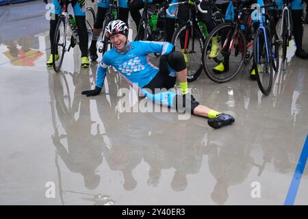 Chemnitz, Deutschland. September 2024. André Poscher, Freizeitsportler aus Lichtenau, lässt sich nach seiner Ankunft auf der Eisbahn Jutta Müller fotografieren – dem Ziel für die rund 200 Starts des European Peace Ride 2024, einem grenzüberschreitenden Amateurradrennen zum Gedenken an den International Peace Ride, der zuletzt 2006 stattfand. Quelle: Sebastian Willnow/dpa/Alamy Live News Stockfoto