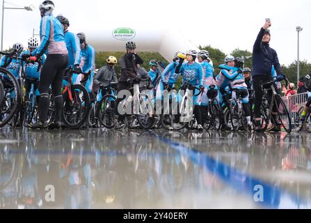 Chemnitz, Deutschland. September 2024. Radfahrer stehen auf der regendurchnässten Straße, nachdem sie die Eislaufbahn Jutta Müller erreicht haben – das Ziel für die rund 200 Startplätze des European Peace Ride 2024, eines grenzüberschreitenden Amateurradrennens zum Gedenken an den International Peace Ride, der zuletzt 2006 stattfand. Quelle: Sebastian Willnow/dpa/Alamy Live News Stockfoto