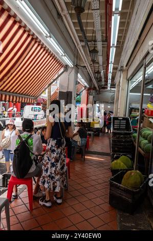 Mittagessen in einem der chinesischen Restaurants in einer als Food Street bekannten Straße. Der eigentliche Name ist Smith Street im historischen Bezirk Chinas Stockfoto