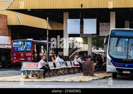 Marilia, Sao Paulo, Brasilien, 13. September 2024. Bewegung von Fahrzeugen und Passagieren am zentralen Busbahnhof in der Innenstadt von Marilia, Bundesstaat Sao Paulo Stockfoto