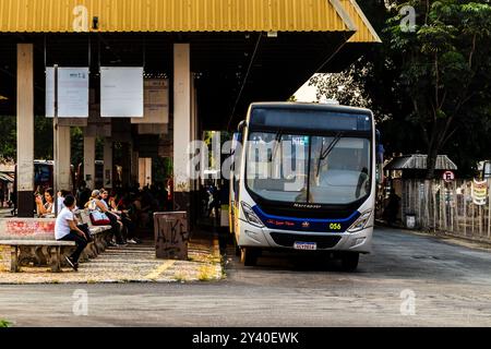 Marilia, Sao Paulo, Brasilien, 13. September 2024. Bewegung von Fahrzeugen und Passagieren am zentralen Busbahnhof in der Innenstadt von Marilia, Bundesstaat Sao Paulo Stockfoto