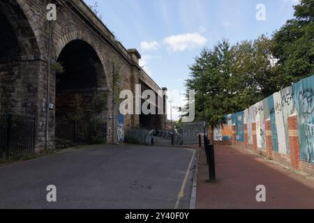 Der Zugang zum Hängesteg Cobweb Bridge Fußweg durch die Wicker Bogens über den Don in Sheffield England Five Wers Walk Stockfoto