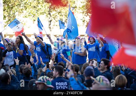 Paris, Frankreich. September 2024. Atmosphäre während der Parade der Champions auf den Champs Elysées. Paris, 14. September 2024. Foto: Jeremy Paoloni/ABACAPRESS. COM Credit: Abaca Press/Alamy Live News Stockfoto