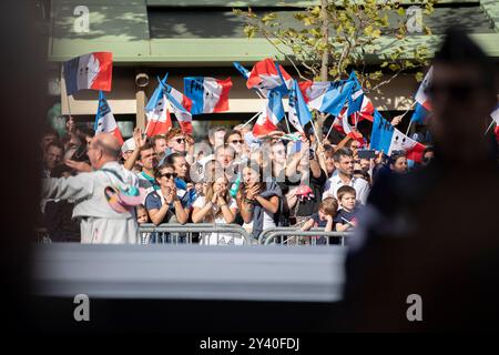 Paris, Frankreich. September 2024. Atmosphäre während der Parade der Champions auf den Champs Elysées. Paris, 14. September 2024. Foto: Jeremy Paoloni/ABACAPRESS. COM Credit: Abaca Press/Alamy Live News Stockfoto