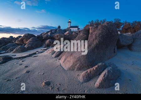 Der Leuchtturm von Pontusval mit felsiger Küste in der Bretagne, Frankreich Stockfoto