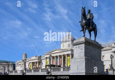 London, Großbritannien. Nationalgalerie und Reiterstatue von König Georg IV. (1843: Sir Francis Legatt Chantrey) auf dem Trafalgar Square Stockfoto