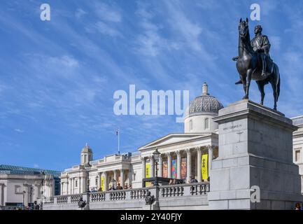 London, Großbritannien. Nationalgalerie und Reiterstatue von König Georg IV. (1843: Sir Francis Legatt Chantrey) auf dem Trafalgar Square Stockfoto