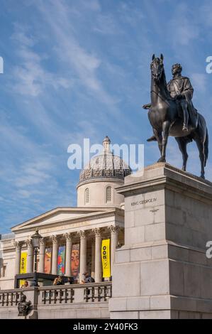 London, Großbritannien. Nationalgalerie und Reiterstatue von König Georg IV. (1843: Sir Francis Legatt Chantrey) auf dem Trafalgar Square Stockfoto