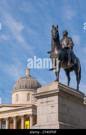 London, Großbritannien. Nationalgalerie und Reiterstatue von König Georg IV. (1843: Sir Francis Legatt Chantrey) auf dem Trafalgar Square Stockfoto