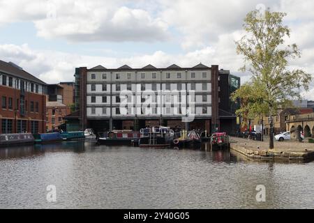 Victoria Quays in Sheffield England, Großbritannien, mit dem Straddle-Lager in der Ferne, Sheffield Canal Basin enge Boote Stockfoto