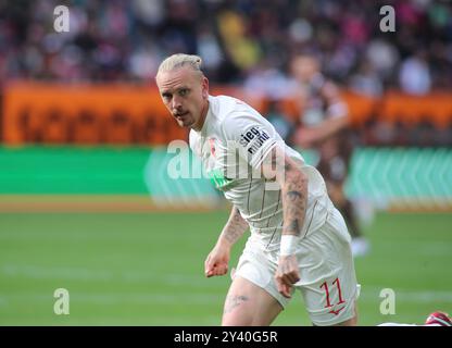 Augsburg, Deutschland. September 2024. Augsburg, Deutschland 15. September 2024: Fussball, Herren, Saison 2024/2025, FC Augsburg - FC.St.Pauli, Bundesliga, WWK Arena Marius Wolf (FC Augsburg) Kopf, Oberkörper im Laufen DFL/DFB-Vorschriften verbieten jede Verwendung von Fotografien als Bildsequenzen und/oder Quasi-Video Stockfoto