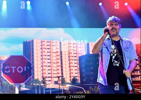 Tarragona, Spanien. September 2024. David Muñoz, Sänger aus Estopa, tritt während ihrer 25-jährigen Jubiläumsfeier auf. Die spanische Musikgruppe Estopa trat in Tarragona auf und feierte ihr 25-jähriges Bestehen vor einer ausverkauften Menschenmenge von 10.000 Fans im Anella Mediterranìa Complex (Foto: Ramon Costa/SOPA Images/SIPA USA) Credit: SIPA USA/Alamy Live News Stockfoto