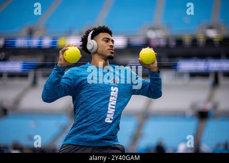 Charlotte, NC, USA. September 2024. Carolina Panthers Quarterback Bryce Young (9) wärmt sich vor dem Spiel gegen die Los Angeles Chargers beim NFL Matchup in Charlotte, NC auf. (Scott Kinser/Cal Sport Media). Quelle: csm/Alamy Live News Stockfoto