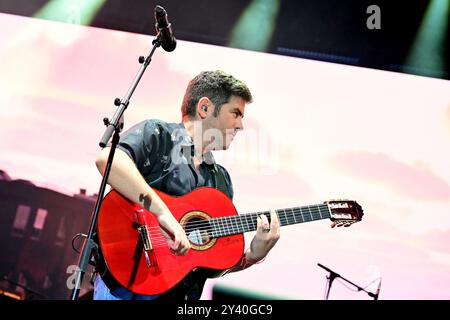 Tarragona, Spanien. September 2024. Der spanische Sänger von Estopa Jose Muñoz begrüßt die Fans während ihrer 25-jährigen Jubiläumsfeier. Die spanische Musikgruppe Estopa trat in Tarragona auf und feierte ihr 25-jähriges Bestehen vor einer ausverkauften Menschenmenge von 10.000 Fans im Anella Mediterranìa Complex (Foto: Ramon Costa/SOPA Images/SIPA USA) Credit: SIPA USA/Alamy Live News Stockfoto