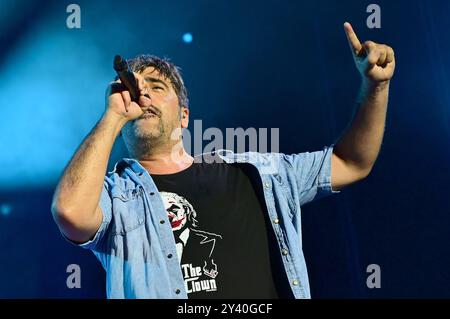 Tarragona, Spanien. September 2024. David Muñoz, Sänger aus Estopa, tritt während ihrer 25-jährigen Jubiläumsfeier auf. Die spanische Musikgruppe Estopa trat in Tarragona auf und feierte ihr 25-jähriges Bestehen vor einer ausverkauften Menschenmenge von 10.000 Fans im Anella Mediterranìa Complex (Foto: Ramon Costa/SOPA Images/SIPA USA) Credit: SIPA USA/Alamy Live News Stockfoto