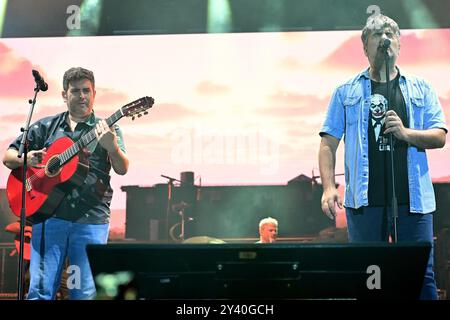 Tarragona, Spanien. September 2024. Die Gruppe Estopa Jose Muñoz (L) und David Muñoz (R) treten während ihres 25-jährigen Jubiläums auf. Die spanische Musikgruppe Estopa trat in Tarragona auf und feierte ihr 25-jähriges Bestehen vor einer ausverkauften Menschenmenge von 10.000 Fans im Anella Mediterranìa Complex (Foto: Ramon Costa/SOPA Images/SIPA USA) Credit: SIPA USA/Alamy Live News Stockfoto