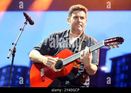 Tarragona, Spanien. September 2024. Estopa-Sänger und Gitarrist Jose Muñoz tritt während ihrer 25-jährigen Jubiläumsfeier auf. Die spanische Musikgruppe Estopa trat in Tarragona auf und feierte ihr 25-jähriges Bestehen vor einer ausverkauften Menschenmenge von 10.000 Fans im Anella Mediterranìa Complex (Foto: Ramon Costa/SOPA Images/SIPA USA) Credit: SIPA USA/Alamy Live News Stockfoto