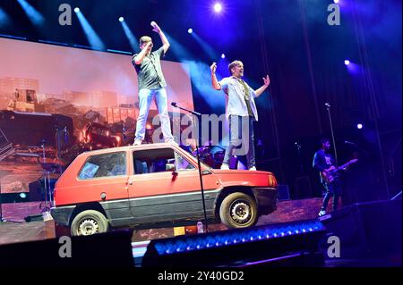 Tarragona, Spanien. September 2024. Die Gruppe Estopa Jose Muñoz (L) und David Muñoz (R) treten während ihres 25-jährigen Jubiläums auf. Die spanische Musikgruppe Estopa trat in Tarragona auf und feierte ihr 25-jähriges Bestehen vor einer ausverkauften Menschenmenge von 10.000 Fans im Anella Mediterranìa Complex (Foto: Ramon Costa/SOPA Images/SIPA USA) Credit: SIPA USA/Alamy Live News Stockfoto