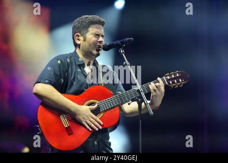 Tarragona, Spanien. September 2024. Estopa-Sänger und Gitarrist Jose Muñoz tritt während ihrer 25-jährigen Jubiläumsfeier auf. Die spanische Musikgruppe Estopa trat in Tarragona auf und feierte ihr 25-jähriges Bestehen vor einer ausverkauften Menschenmenge von 10.000 Fans im Anella Mediterranìa Complex (Foto: Ramon Costa/SOPA Images/SIPA USA) Credit: SIPA USA/Alamy Live News Stockfoto