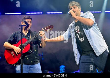 Tarragona, Spanien. September 2024. Die Gruppe Estopa Jose Muñoz (L) und David Muñoz (R) treten während ihres 25-jährigen Jubiläums auf. Die spanische Musikgruppe Estopa trat in Tarragona auf und feierte ihr 25-jähriges Bestehen vor einer ausverkauften Menschenmenge von 10.000 Fans im Anella Mediterranìa Complex (Foto: Ramon Costa/SOPA Images/SIPA USA) Credit: SIPA USA/Alamy Live News Stockfoto