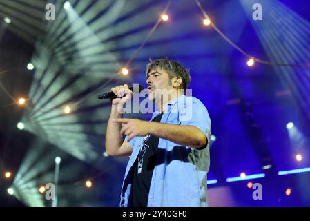 Tarragona, Spanien. September 2024. David Muñoz, Sänger aus Estopa, tritt während ihrer 25-jährigen Jubiläumsfeier auf. Die spanische Musikgruppe Estopa trat in Tarragona auf und feierte ihr 25-jähriges Bestehen vor einer ausverkauften Menschenmenge von 10.000 Fans im Anella Mediterranìa Complex (Foto: Ramon Costa/SOPA Images/SIPA USA) Credit: SIPA USA/Alamy Live News Stockfoto