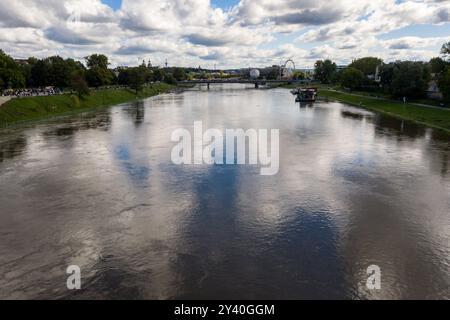 Krakau, Polen. September 2024. Ein Blick aus der Vogelperspektive auf die Weichsel in der Nähe der Burg Wawel in der UNESCO-geschützten Altstadt von Krakau, die sich nach starkem Regen deutlich erhöhte. Die Depression namens Boris, die Polen, Tschechien, Österreich und die Slowakei verheerte, brachte starken Regen und ließ viele Städte unter Wasser. Für Krakau wurde ein Hochwasser-Notfallalarm ausgegeben, aber die Situation ist unter Kontrolle. Quelle: Dominika Zarzycka/Alamy Live News Stockfoto