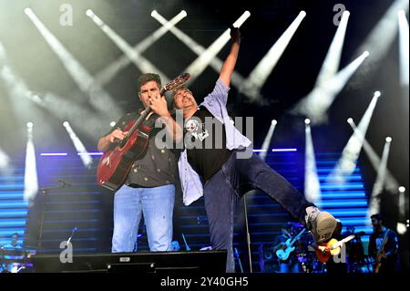 Tarragona, Spanien. September 2024. Die Gruppe Estopa Jose Muñoz (L) und David Muñoz (R) treten während ihres 25-jährigen Jubiläums auf. Die spanische Musikgruppe Estopa trat in Tarragona auf und feierte ihr 25-jähriges Bestehen vor einer ausverkauften Menschenmenge von 10.000 Fans im Anella Mediterranìa Complex (Foto: Ramon Costa/SOPA Images/SIPA USA) Credit: SIPA USA/Alamy Live News Stockfoto