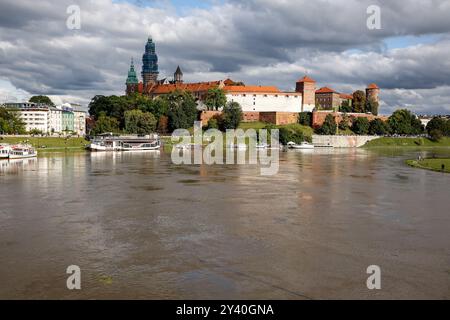 Krakau, Polen. September 2024. Ein Blick auf die Burg Wawel in der UNESCO-geschützten Altstadt von Krakau, gesehen von der Weichsel, die nach starkem Regen stark aufgestiegen ist. Die Depression namens Boris, die Polen, Tschechien, Österreich und die Slowakei verheerte, brachte starken Regen und ließ viele Städte unter Wasser. Für Krakau wurde ein Hochwasser-Notfallalarm ausgegeben, aber die Situation ist unter Kontrolle. Quelle: Dominika Zarzycka/Alamy Live News Stockfoto