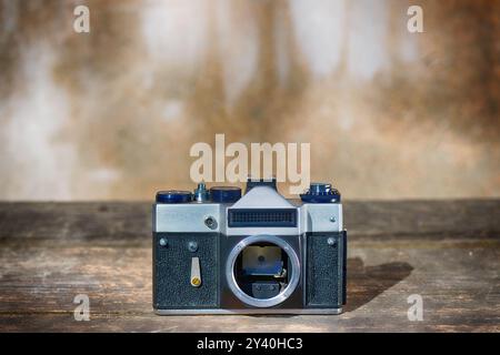 Alte sowjetische analoge 35-mm-Filmkamera ohne Objektiv Stockfoto