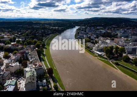 Krakau, Polen. September 2024. Ein Blick aus der Vogelperspektive auf die Weichsel in der Nähe der Burg Wawel in der UNESCO-geschützten Altstadt von Krakau, die sich nach starkem Regen deutlich erhöhte. Die Depression namens Boris, die Polen, Tschechien, Österreich und die Slowakei verheerte, brachte starken Regen und ließ viele Städte unter Wasser. Für Krakau wurde ein Hochwasser-Notfallalarm ausgegeben, aber die Situation ist unter Kontrolle. Quelle: Dominika Zarzycka/Alamy Live News Stockfoto