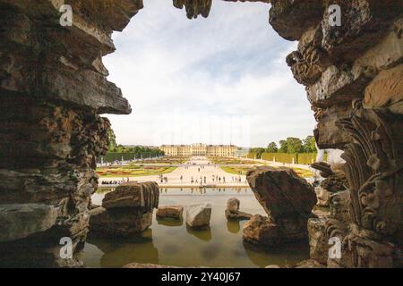 Schloss Schönbrunn vom Neptunbrunnen in Wien, Österreich Stockfoto