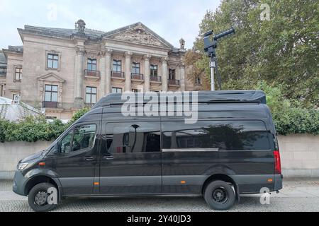 Berlin, Deutschland, 10.09.2024: Mobiles Drohenabwehrfahrzeug steht während einer Veranstaltung vor dem Gebäude der Deutschen Parlamentarischen Gesellschaft am Bundestag, ehemaliges Reichstagspräsidentenpalais *** Berlin, Deutschland, 10 09 2024 mobiles Drohenabwehrfahrzeug steht vor dem Gebäude der Deutschen Parlamentarischen Gesellschaft im Bundestag, ehemaliges Reichstag Präsidentenpalais, während einer Veranstaltung Copyright: XdtsxNachrichtenagenturx dts 46461 Stockfoto