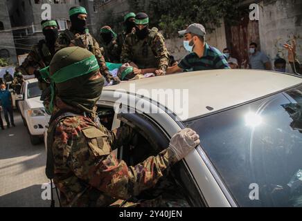 Gaza, Palästina. 21. September 2020. Die Trauernden verabschieden sich im Flüchtlingslager Jabalia von Khalil Muhammad Labad, der bei einem Tunnelunfall im nördlichen Gazastreifen ums Leben kam. Am Sonntag stürzte ein Tunnel östlich von Beit Lahiya ein, bei dem Khalil Muhammad Labad begraben und andere Mitglieder des militärischen Flügels der Hamas, die Izz ad-DIN al-Qassam Brigaden, verletzt wurden. Die Ursache des Zusammenbruchs ist noch nicht geklärt. Während einige Tunnel von palästinensischen Widerstandskräften genutzt werden, werden Tunnel oft genutzt, um lebenswichtige Gegenstände von den im Gazastreifen blockierten Palästinensern zu schmuggeln, wie Nahrungsmittellieferungen, Medikamente, Treibstoff, Baumaterial Stockfoto