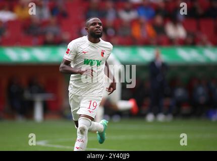 Augsburg, Deutschland. September 2024. Augsburg, Deutschland 15. September 2024: Fussball, Herren, Saison 2024/2025, FC Augsburg - FC.St.Pauli, Bundesliga, WWK Arena Frank Onyeka (FC Augsburg) Kopf, Oberkörper im Lauf DFL/DFB-Vorschriften verbieten jede Verwendung von Fotografien als Bildsequenzen und/oder Quasi-Video Stockfoto