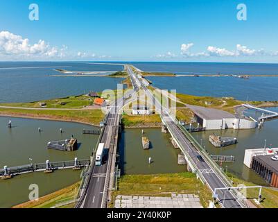 Aus der Luft des Afsluitdijk bei Kornwerderzand in den Niederlanden Stockfoto
