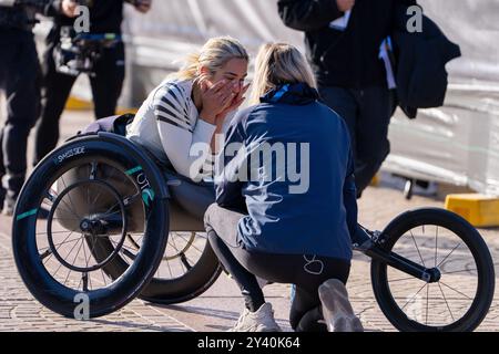 Sydney, Australien. September 2024. Madison de Rozario aus Australien feiert den Sieg nach dem 2024 von ASICS im Sydney Opera House präsentierten TCS Rollstuhl Marathon am 15. September 2024 in Sydney, Australien Credit: IOIO IMAGES/Alamy Live News Stockfoto