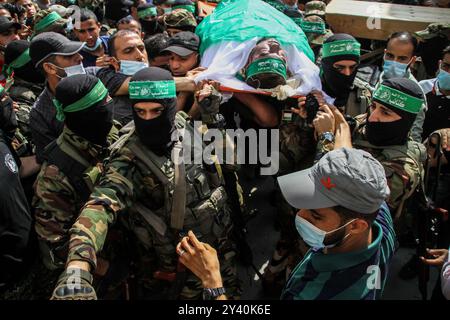 Gaza, Palästina. 21. September 2020. Die Trauernden verabschieden sich im Flüchtlingslager Jabalia von Khalil Muhammad Labad, der bei einem Tunnelunfall im nördlichen Gazastreifen ums Leben kam. Am Sonntag stürzte ein Tunnel östlich von Beit Lahiya ein, bei dem Khalil Muhammad Labad begraben und andere Mitglieder des militärischen Flügels der Hamas, die Izz ad-DIN al-Qassam Brigaden, verletzt wurden. Die Ursache des Zusammenbruchs ist noch nicht geklärt. Während einige Tunnel von palästinensischen Widerstandskräften genutzt werden, werden Tunnel oft genutzt, um lebenswichtige Gegenstände von den im Gazastreifen blockierten Palästinensern zu schmuggeln, wie Nahrungsmittellieferungen, Medikamente, Treibstoff, Baumaterial Stockfoto