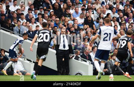 London, Großbritannien. September 2024. Tottenham Hotspur Manager Ange Postecoglou sieht während des Spiels zu . Premier League-Spiel, Tottenham Hotspur gegen Arsenal im Tottenham Hotspur Stadium in London am Sonntag, den 15. September 2024. Dieses Bild darf nur für redaktionelle Zwecke verwendet werden. Foto nur für redaktionelle Verwendung von Sandra Mailer/Andrew Orchard Sportfotografie/Alamy Live News Credit: Andrew Orchard Sportfotografie/Alamy Live News Stockfoto